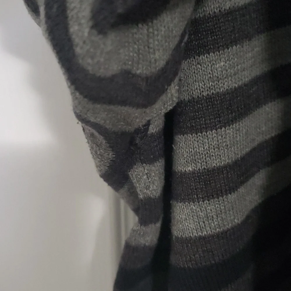 3/$15 Men's v-neck striped sweater - Picture 4 of 5